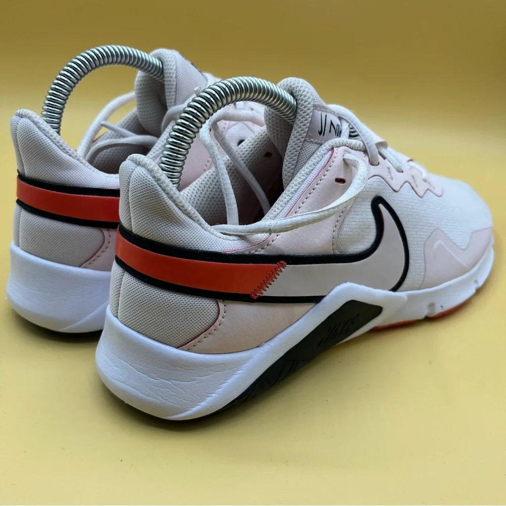Nike‎ Legend Essential 2 Light Soft Pink